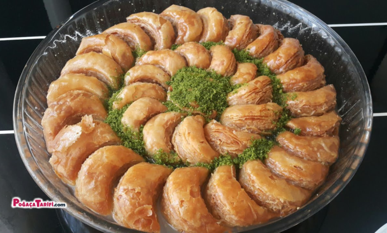 Tek Beze İle Bir Tepsi Ay Baklavası Oklavasız