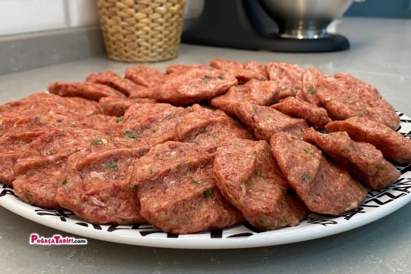 Restorantlardaki İçi Sulu Yumuşacık Köftelerin Tarifi