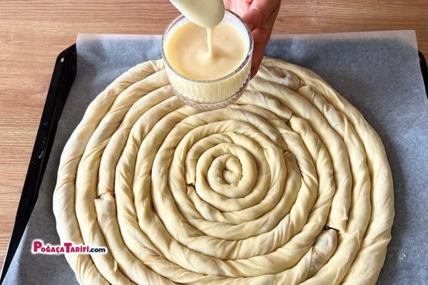 Patlıcanlı El Açması Börek Tarifi