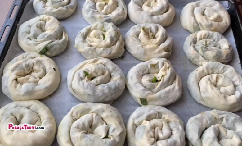 El Açması Soslu Ispanaklı Gül Böreği Tarifi